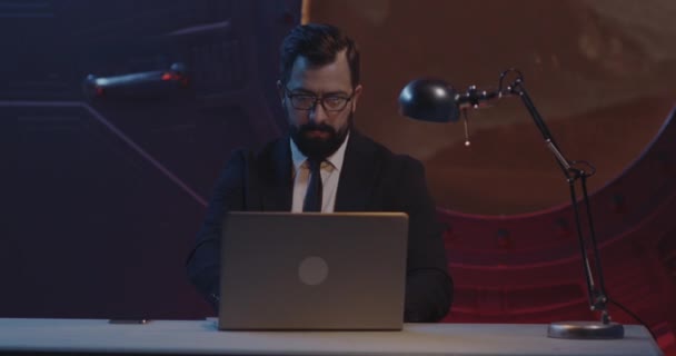 Affärsman som arbetar på kontoret i Martian — Stockvideo