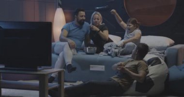 Mars 'ta televizyon izleyen aile