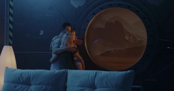 Familie schaut aus dem Fenster ihres Hauses auf dem Mars — Stockvideo