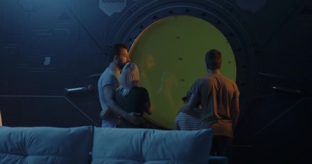 Семья смотрит из окна марсианского дома — стоковое видео