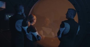 Mars 'ın ana penceresinden bakan astronotlar
