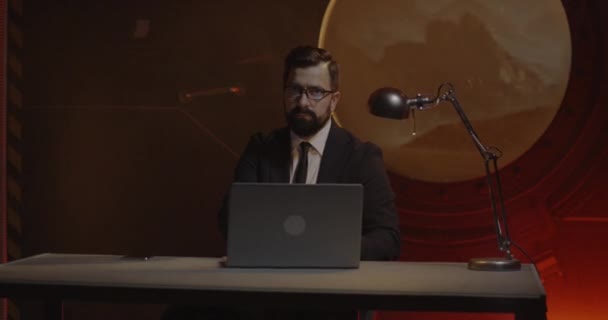 Бизнесмен, работающий в марсианском офисе — стоковое видео