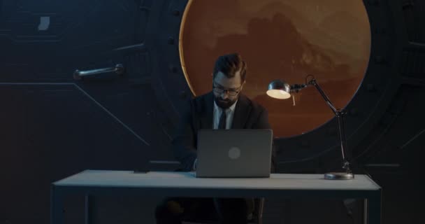 Businessman working in Martian office — Stock Video