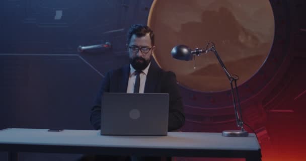 Бизнесмен, работающий в марсианском офисе — стоковое видео