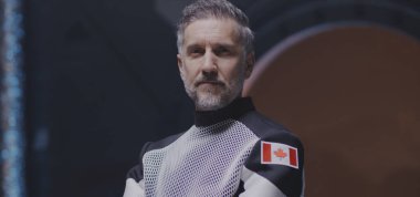 Kanadalı astronot kameraya bakıyor