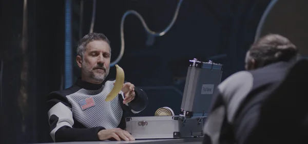 Astronauta empujando plátano en gravedad cero — Foto de Stock