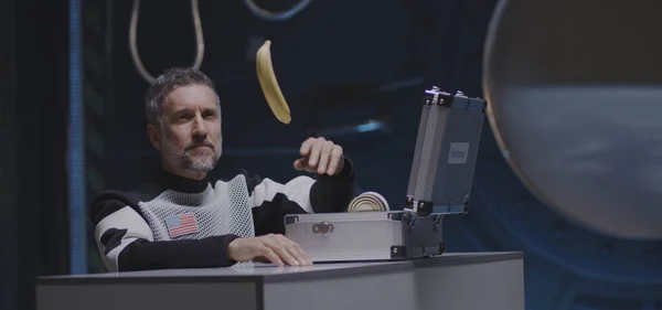 Astronot sıfır yerçekiminde muzu itiyor — Stok fotoğraf