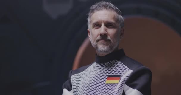 Deutscher Astronaut lächelt in die Kamera — Stockvideo