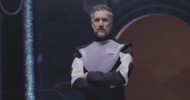 Un astronaut american zâmbește la cameră — Videoclip de stoc