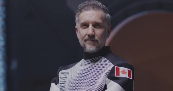 Un astronaute canadien regarde une caméra — Video