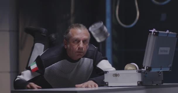 Астронавт кладет жестяную банку в обогреватель — стоковое видео