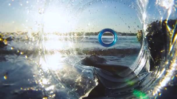 Bottiglia di plastica in fase di raccolta — Video Stock