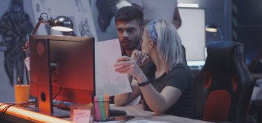 Video oyunu sanatını tartışan geliştiriciler