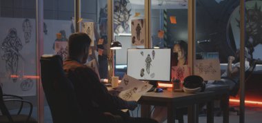 Grafik tasarımcısı video oyunu sanatı çiziyor