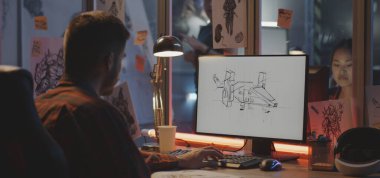 Grafik tasarımcısı video oyunu sanatı çiziyor