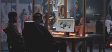 Bilgisayarda uçak modelliği yapan adamlar.