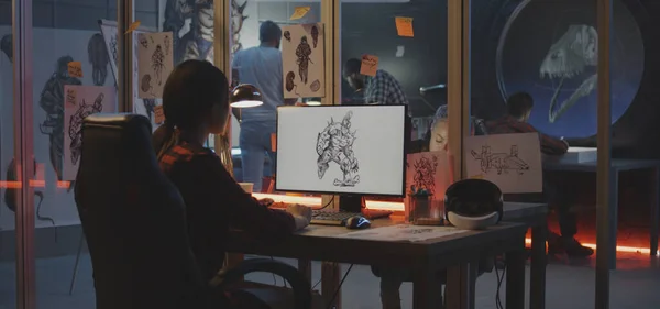 Oyun sanatı çizen genç kadın.