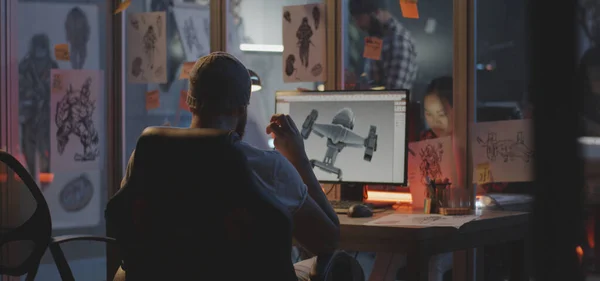 Homem modelando um avião no computador — Fotografia de Stock