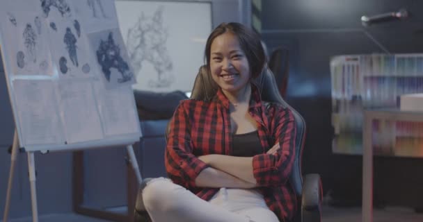 Retrato de desarrollador de videojuegos femenino — Vídeo de stock