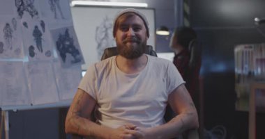 Erkek video oyunu geliştirici portresi