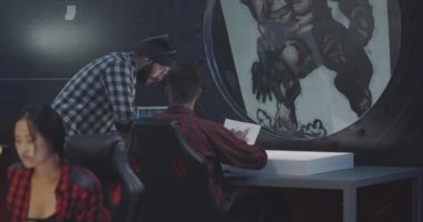 Grafik tasarımcıları video oyunu sanatını tartışıyor