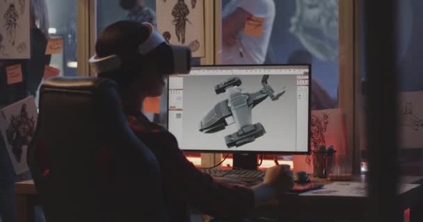 妇女在计算机上为飞机建模 — 图库视频影像
