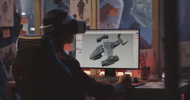 Kvinna modellera ett flygplan på datorn — Stockvideo