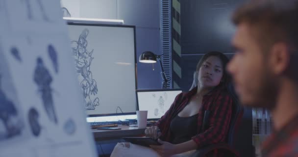 Développeurs discutant d'art de jeu vidéo 