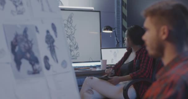 Développeurs discutant d'art de jeu vidéo 