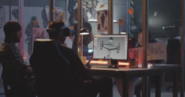 Männer modellieren ein Flugzeug am Computer — Stockvideo