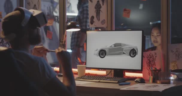 Homem modelo carro no computador — Vídeo de Stock
