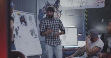 Video oyunu üzerinde çalışan geliştiriciler
