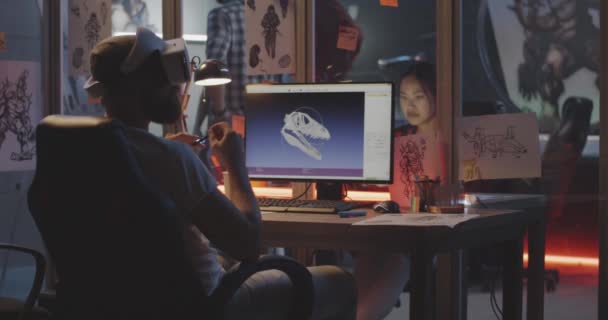 Man modelleren dinosaurus schedel op de computer — Stockvideo