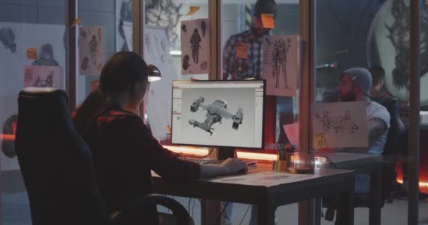 Kvinna modellera ett flygplan på datorn — Stockvideo