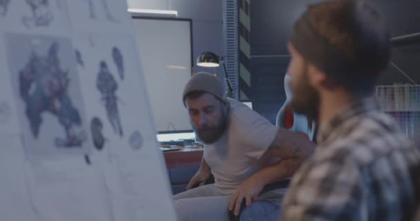 Designers masculinos discutindo vídeo game art — Vídeo de Stock