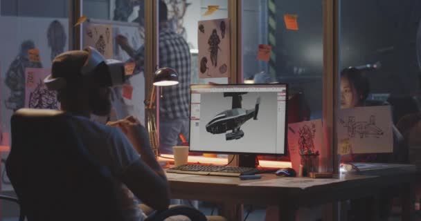 Hombre modelando un avión en la computadora — Vídeo de stock
