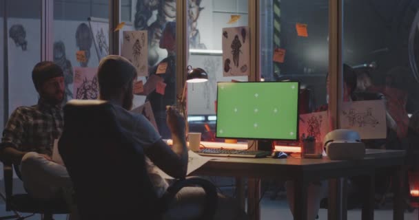 Video oyunu geliştiricileri projeyi tartışıyor — Stok video