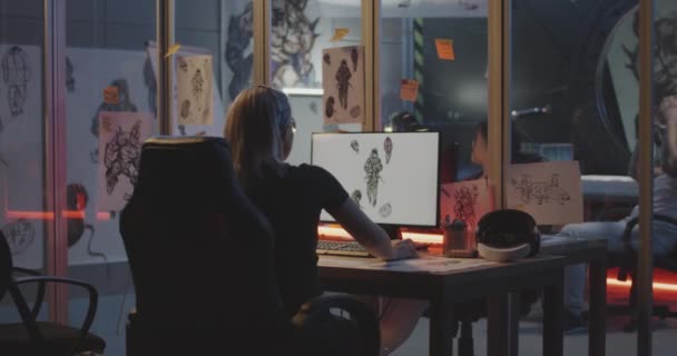 Jovem mulher desenho jogo arte — Vídeo de Stock