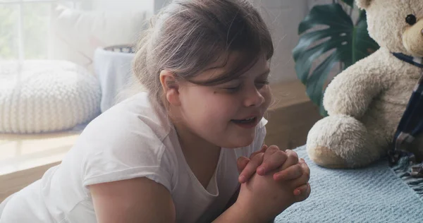 Girl praying at home — Stock Photo, Image