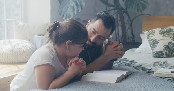 Pai e filha rezando juntos — Fotografia de Stock