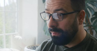 Genç sakallı adamın portresi.