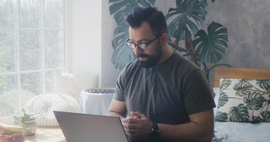 Adam mutfakta video görüşmesi yapıyor.