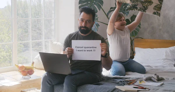 Homem mostrando mensagem anti-quarentena para câmera — Fotografia de Stock