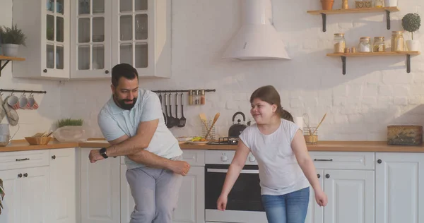 Far och dotter dansar i köket — Stockfoto