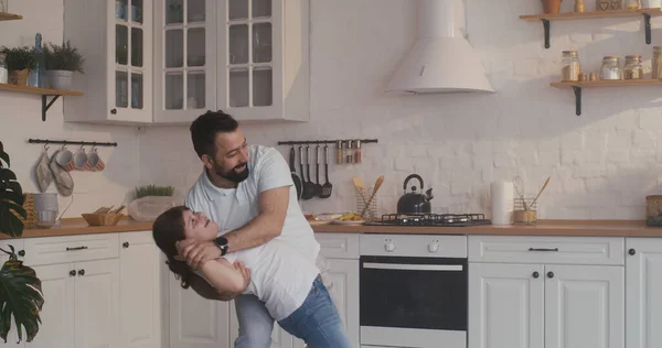 Baba ve kızı mutfakta dans ediyor. — Stok fotoğraf