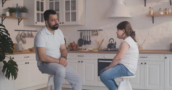 Padre hablando con su hija — Foto de Stock