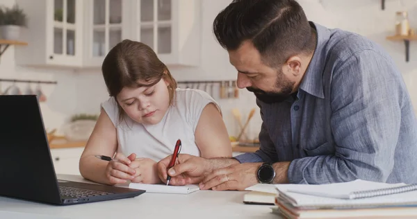 Dcera studuje doma se svým otcem — Stock fotografie