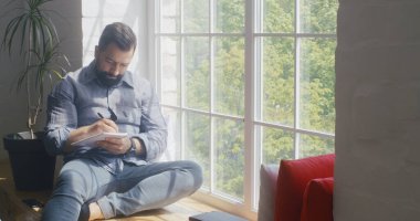 Düşünen ve not alan adam