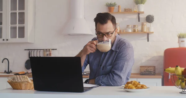 Man having a video call in the kitchen — Stock Photo, Image