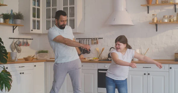 Pai e filha dançando na cozinha — Fotografia de Stock